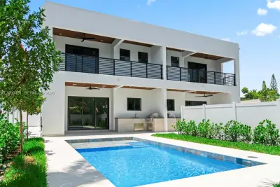 1320 NE 16th Ave #A, Fort Lauderdale: photo 1 of 30
