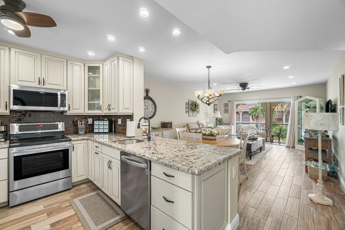 250 NE 20th St #230, Boca Raton: photo 1 of 36