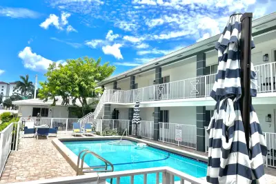 330 W Camino Real #7, Boca Raton: photo 1 of 5