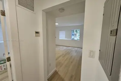 557 Michigan Ave #211, Miami Beach: photo 1 of 11