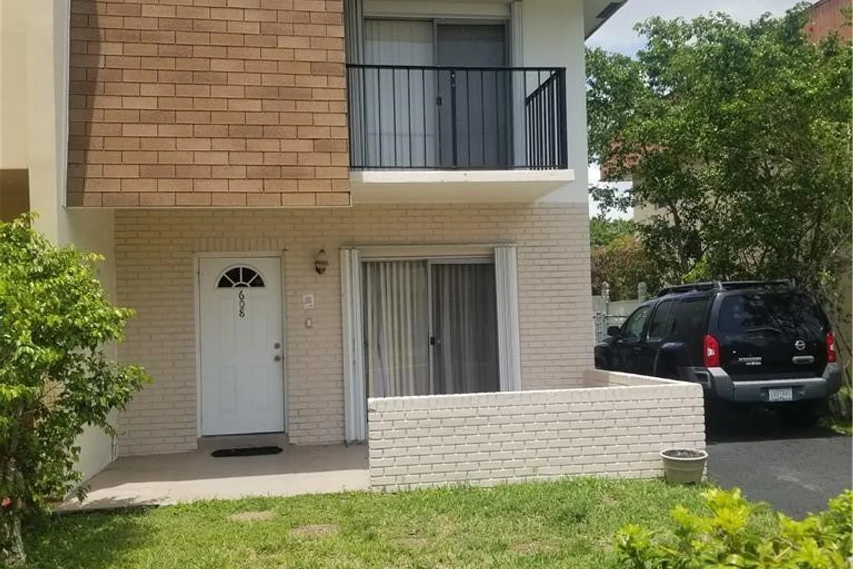 608 SW 80th Ter, North Lauderdale: photo 1 of 7