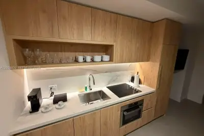 11 NE 6th St #406, Miami: photo 1 of 14