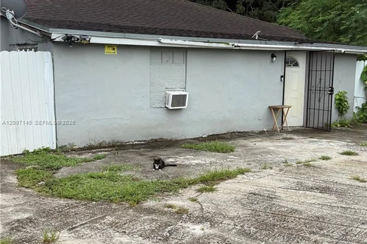 2240 NW 102nd St, Miami: photo 1 of 24