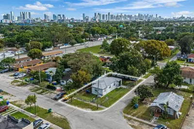 1244 NW 45th St, Miami: photo 1 of 12
