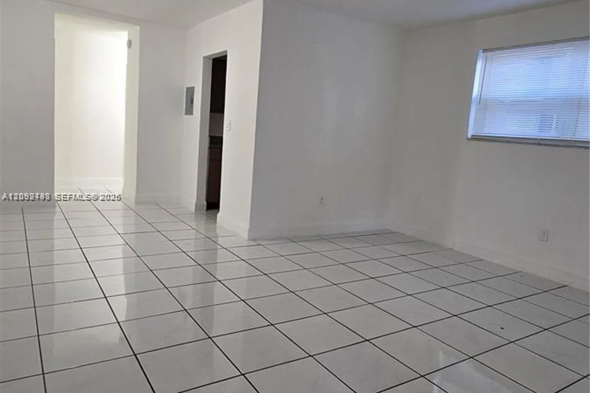 1590 NE 125th Ter #3, North Miami: photo 1 of 8