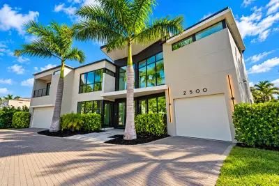 2500 Middle River Dr, Fort Lauderdale: photo 1 of 23