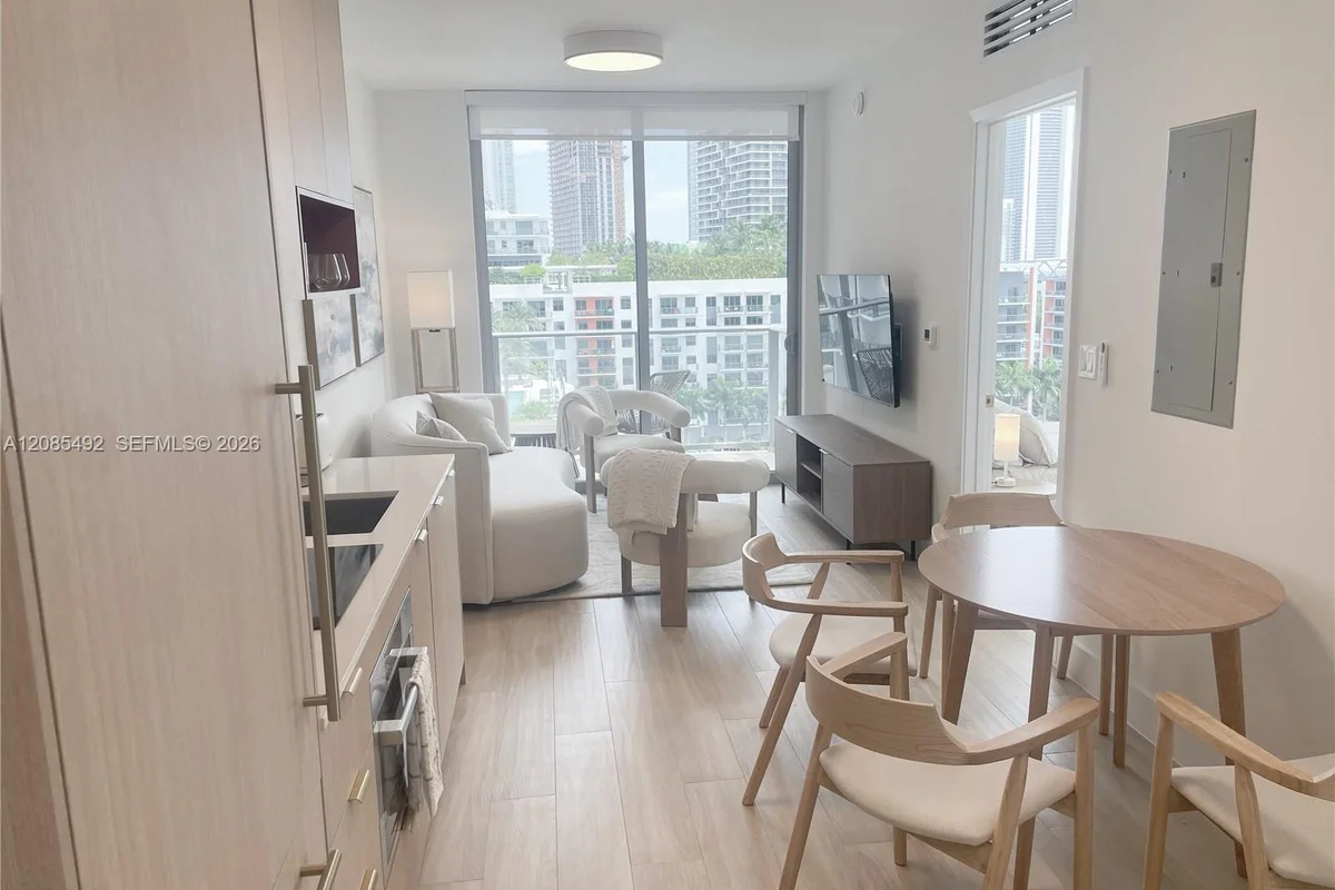 90 NE 32nd St #1001, Miami: photo 1 of 38