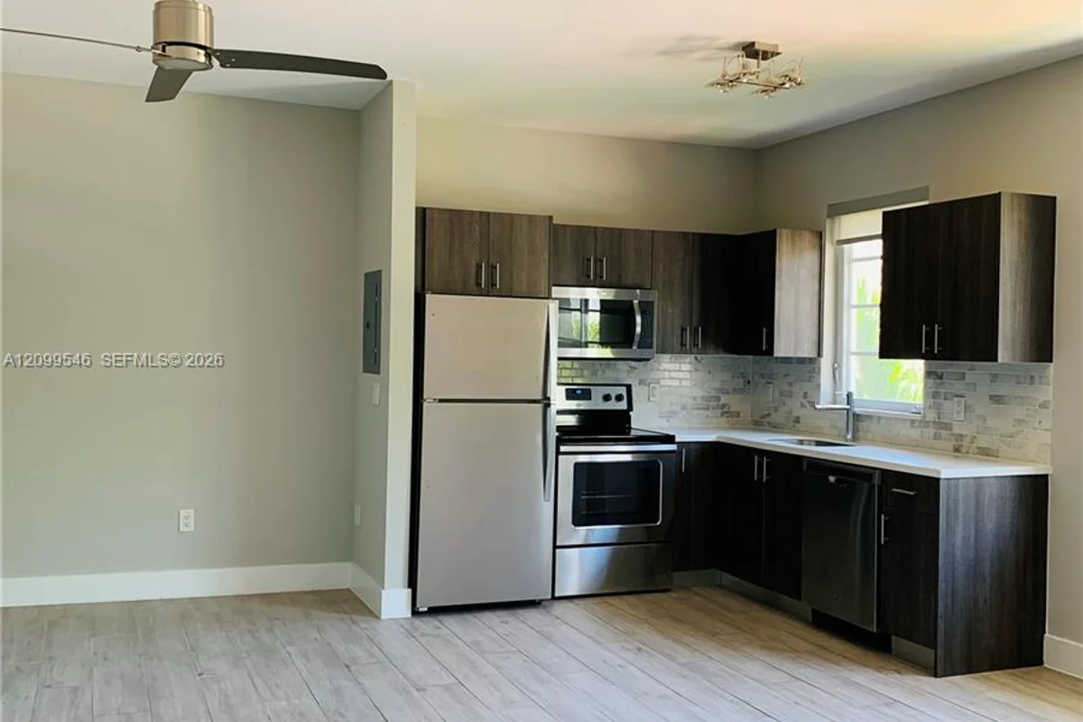 1100 10th St #17, Miami Beach: photo 1 of 9