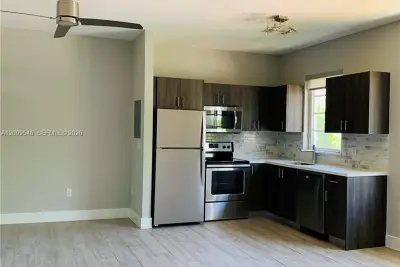 1100 10th St #17, Miami Beach: photo 1 of 9