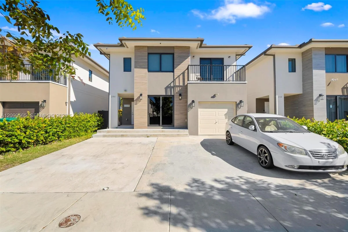 Townhouse in Florida City: photo 1 of 15