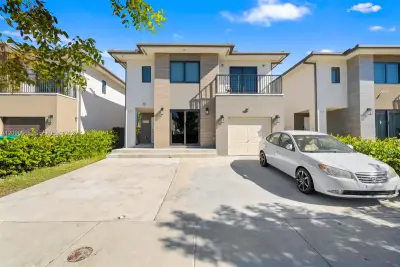 Townhouse in Florida City: photo 1 of 15