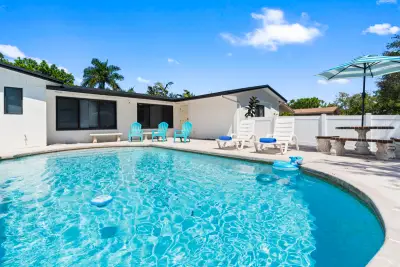 2121 NE 51st Ct, Fort Lauderdale: photo 1 of 36