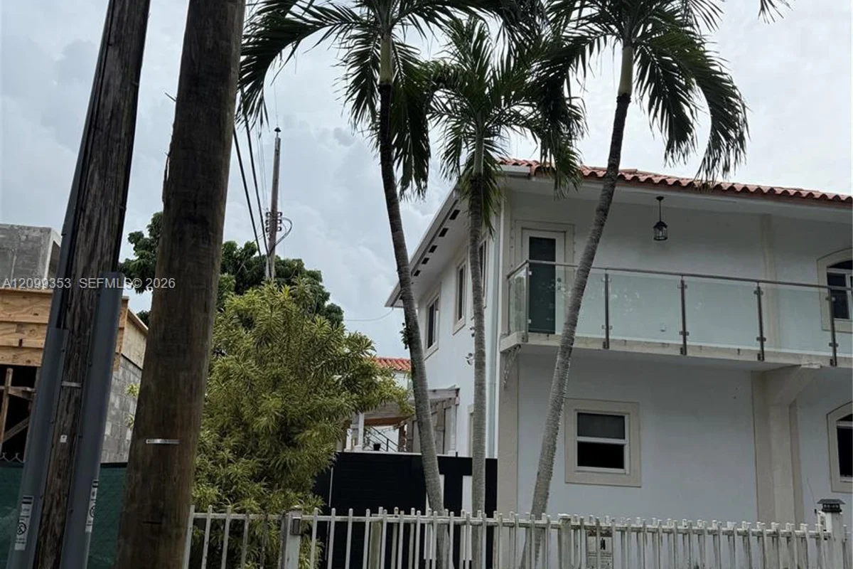 1795 SW 16th St #1, Miami: photo 1 of 14