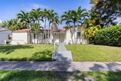 437 NE 107th St, Miami: photo 1 of 36