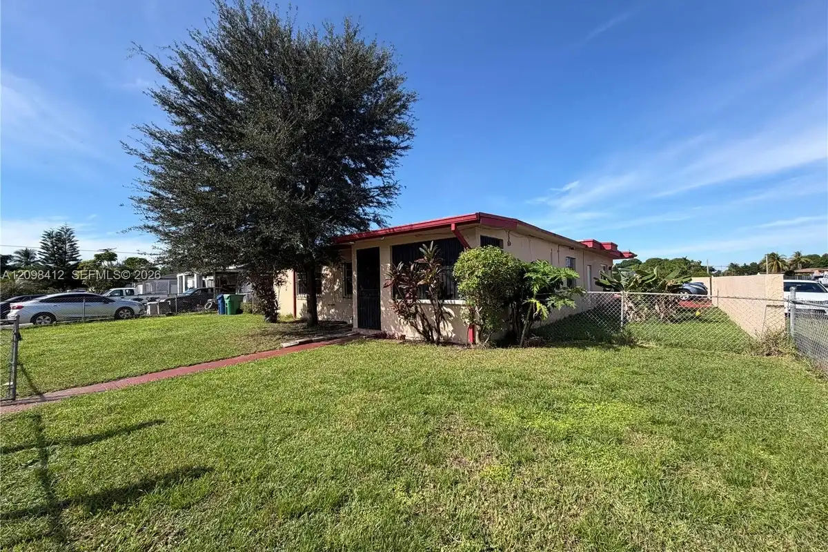 13140 NW 18th Ave, Miami: photo 1 of 26