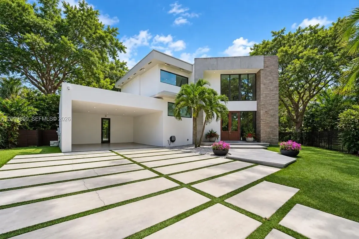56 Samana Dr, Miami: photo 1 of 24