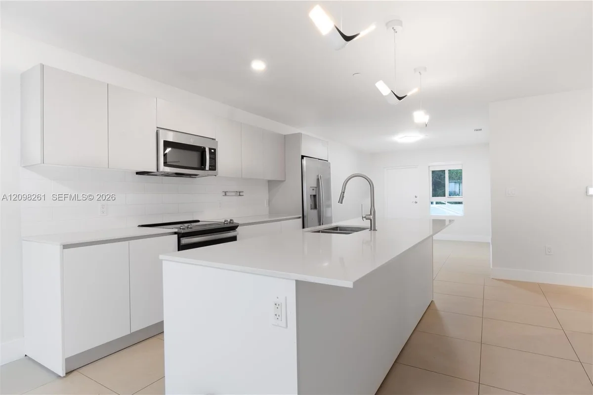 2555 NE 193rd St #2102, Miami: photo 1 of 28