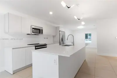 2555 NE 193rd St #2102, Miami: photo 1 of 28