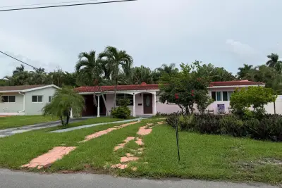 2349 NE 9th St, Pompano Beach: photo 1 of 35