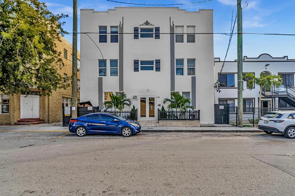 1142 SW 4th St #6, Miami: photo 1 of 12