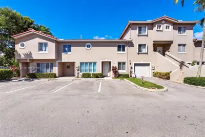 105 Riviera Cir, Weston: photo 1 of 29