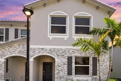 151 SE 11th Ave, Florida City: photo 1 of 14