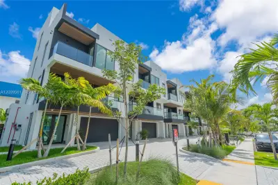 3224 NE 7th St, Pompano Beach: photo 1 of 35
