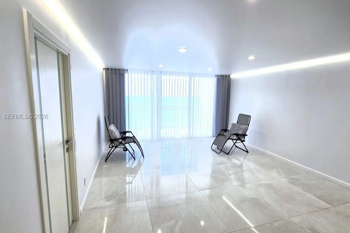 Condo in Hallandale Beach: photo 1 of 13