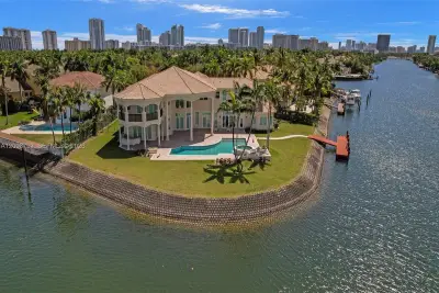 1130 Harbor Ct, Hollywood: photo 1 of 43