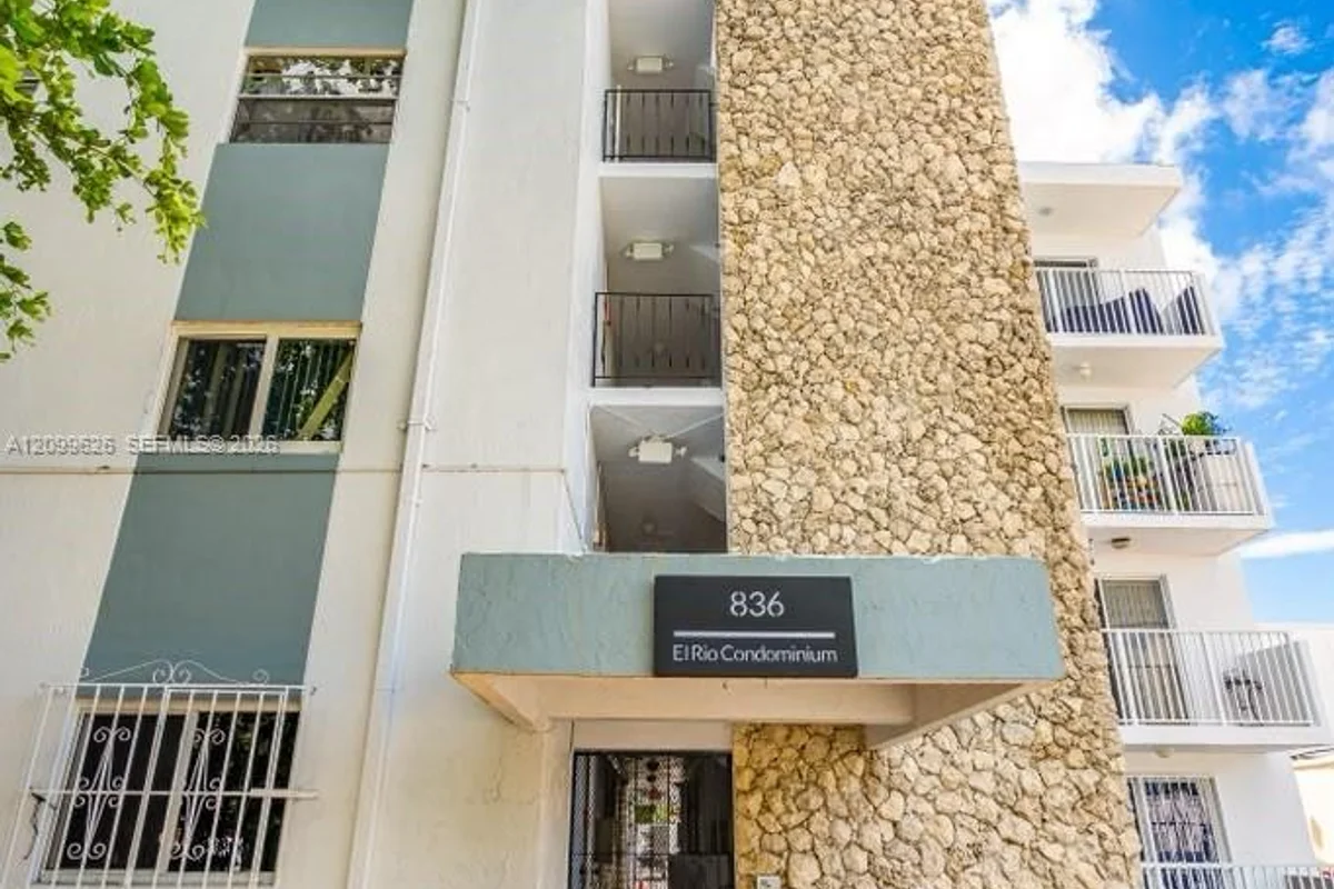 836 SW 1st St #403, Miami: photo 1 of 17