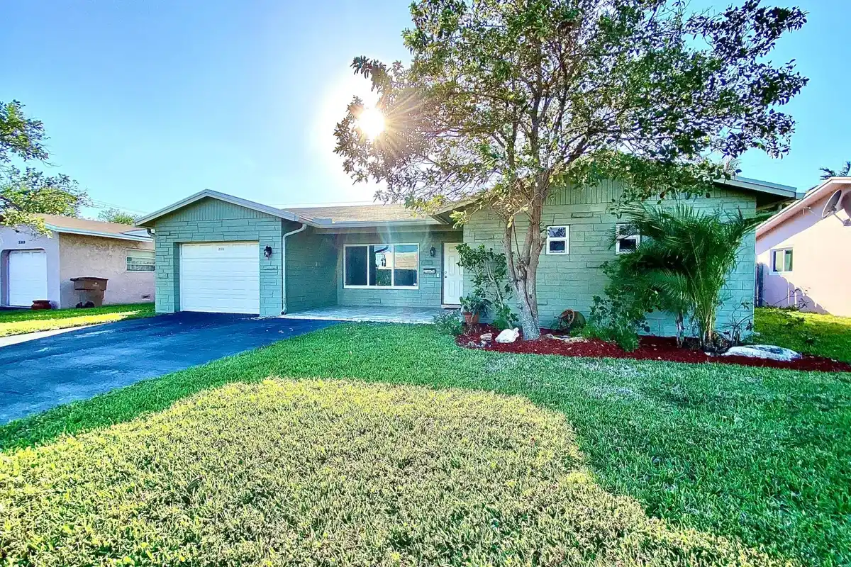 213 NE 9th Ave, Deerfield Beach: photo 1 of 30