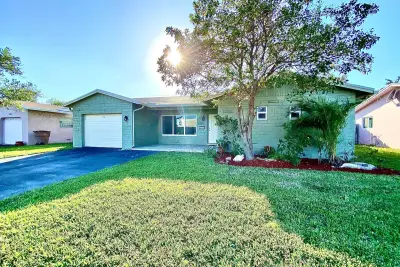 213 NE 9th Ave, Deerfield Beach: photo 1 of 30