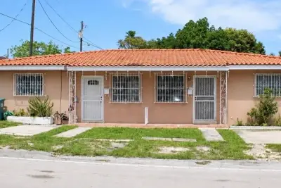 1040 NW 23rd Ct #1042, Miami: photo 1 of 10