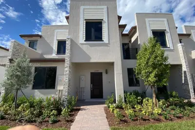 21044 NE 8th Ave, Miami: photo 1 of 16