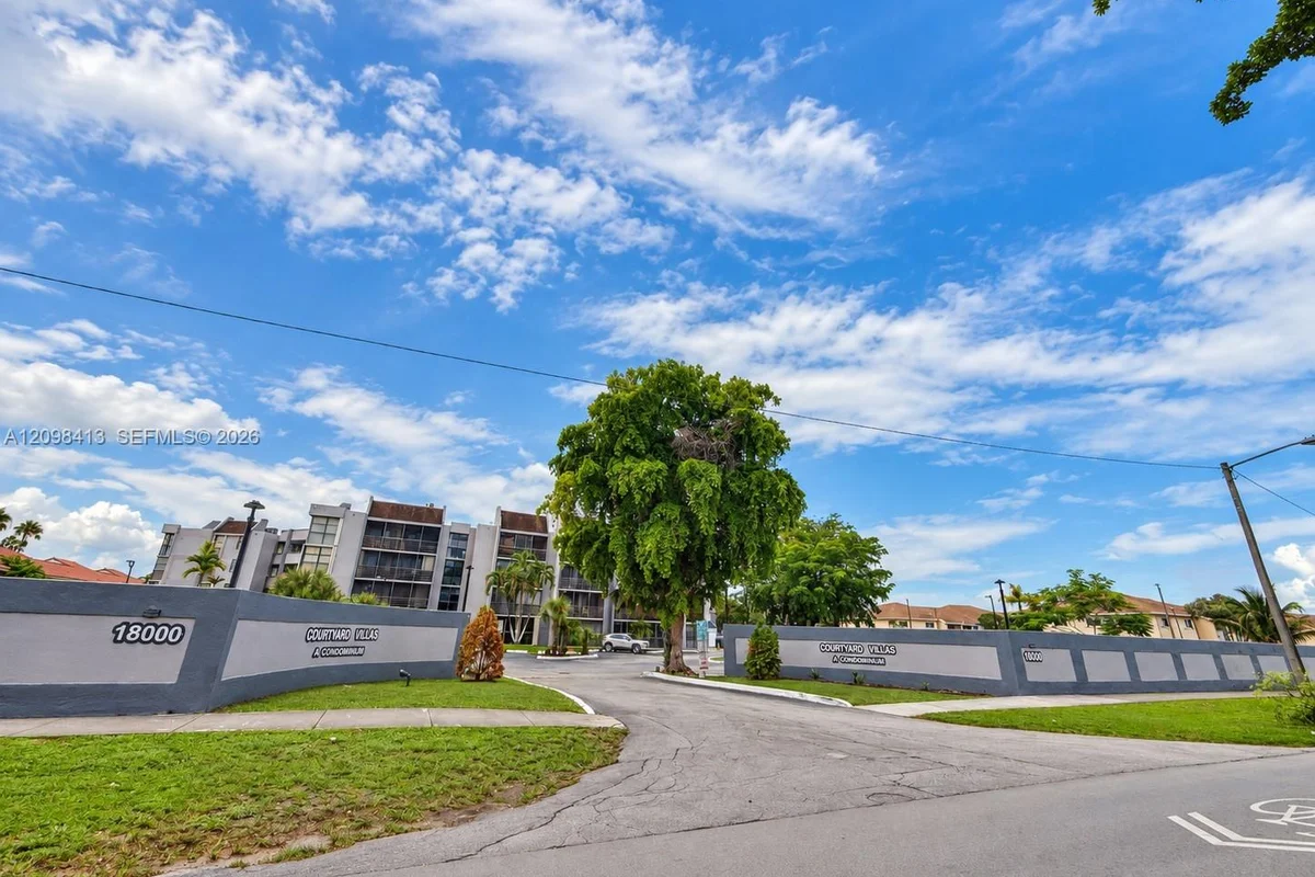 Condo in Hialeah: photo 1 of 15