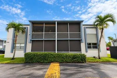 8788 SW 12th St #103, Miami: photo 1 of 9