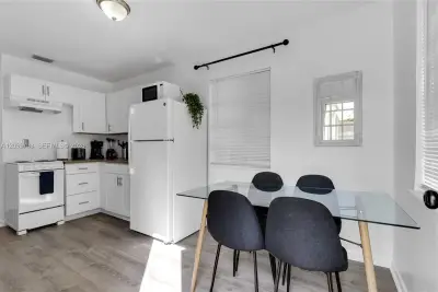 925 SW 15th Ave, Miami: photo 1 of 11