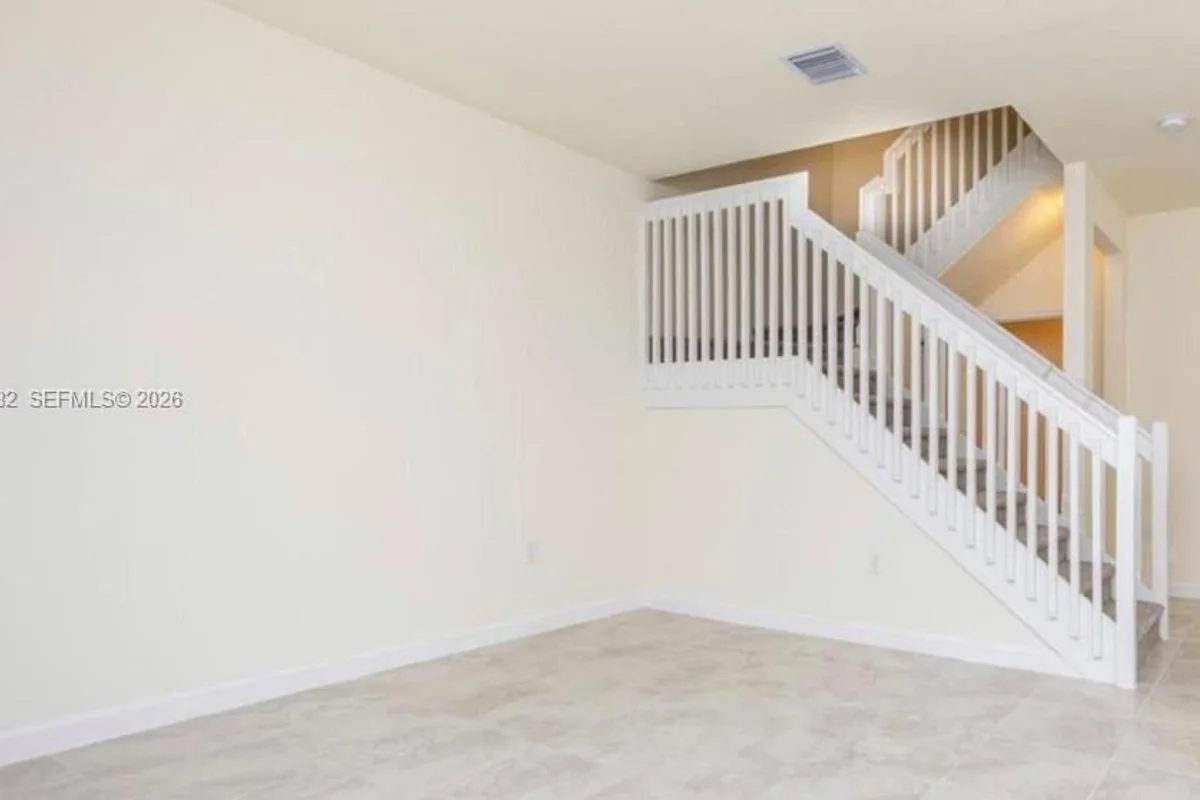 Townhouse in Hialeah: photo 1 of 26