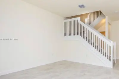 Townhouse in Hialeah: photo 1 of 26