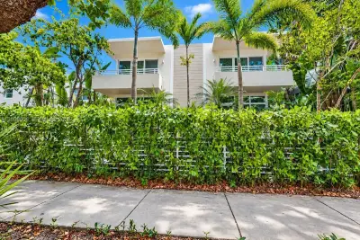 619 Meridian Ave #4, Miami Beach: photo 1 of 19