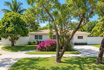 17400 NE 10th Ave, Miami: photo 1 of 2