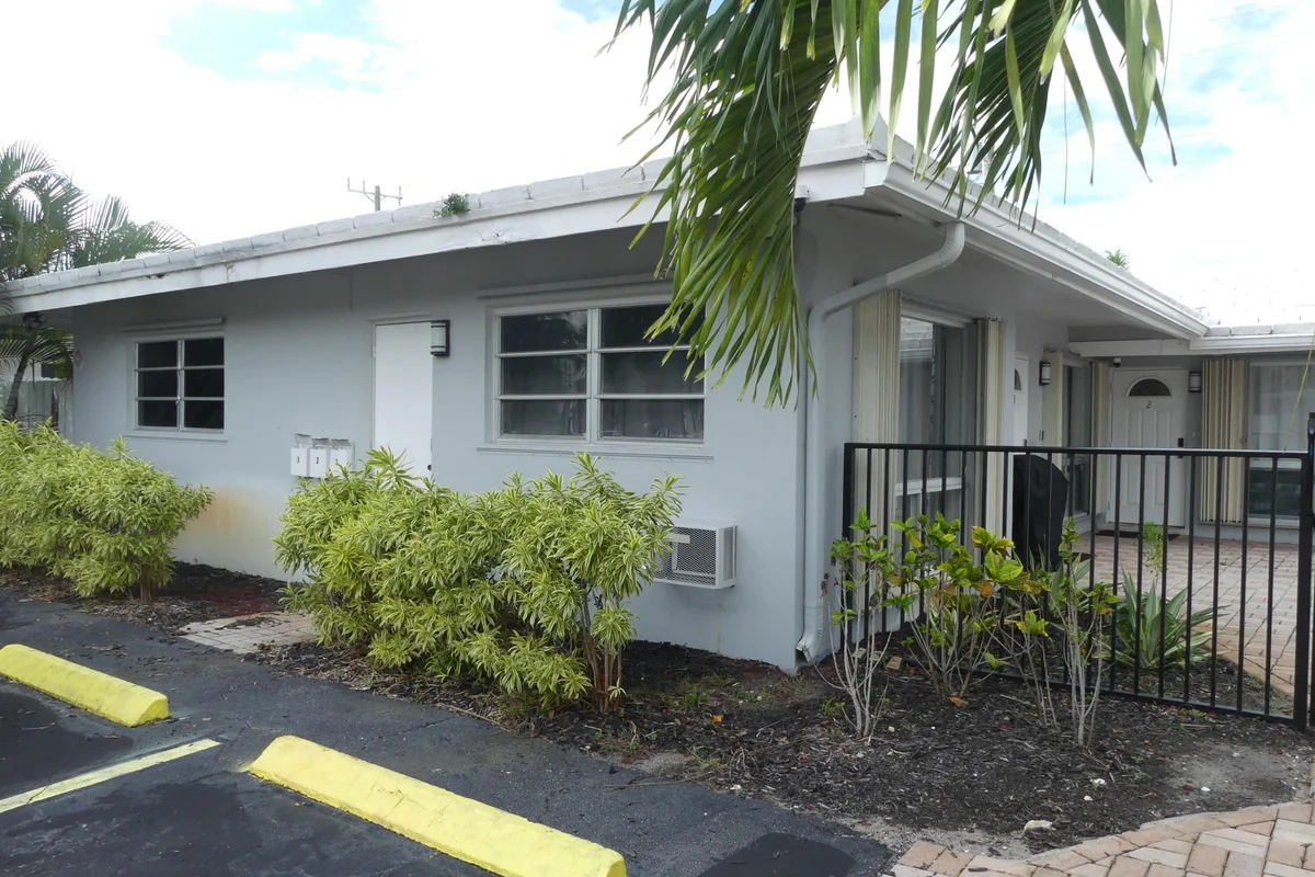 1761 NE 55th St, Fort Lauderdale: photo 1 of 22