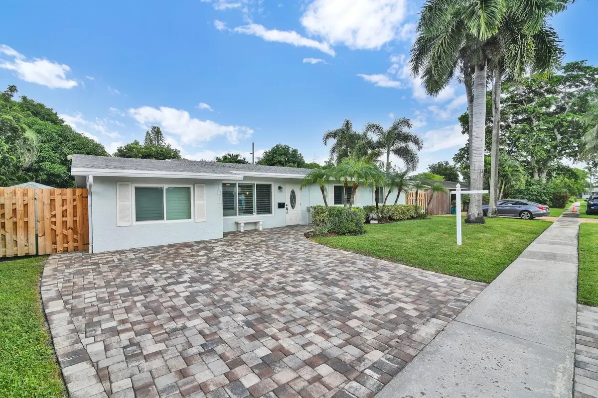 1017 SE 7th St, Deerfield Beach: photo 1 of 2