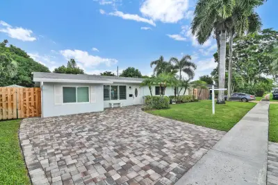 1017 SE 7th St, Deerfield Beach: photo 1 of 2