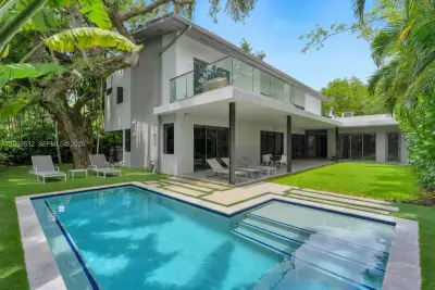 10 Samana Dr, Miami: photo 1 of 29