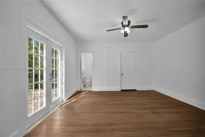 670 W 46th St #7, Miami Beach: photo 1 of 17