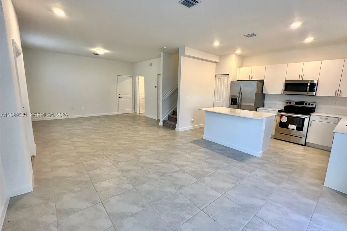 13030 SW 232nd Ter, Miami: photo 1 of 21