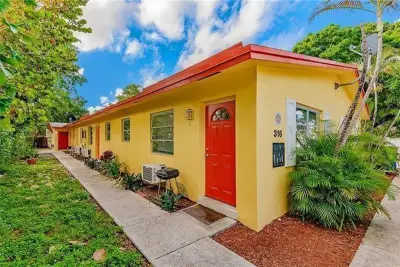 316 SW 15th St #3, Fort Lauderdale: photo 1 of 10