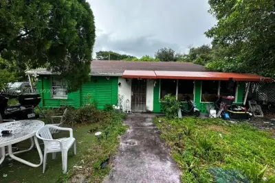 2299 NW 90th St, Miami: photo 1 of 17