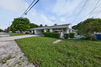 239 NE 24th Ave, Pompano Beach: photo 1 of 31